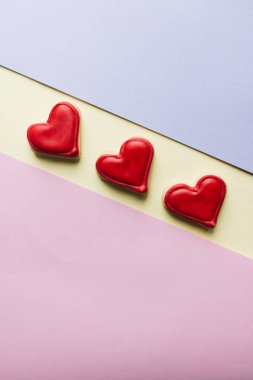 Kırmızı sır ile kalp şeklinde kurabiye