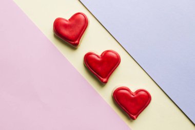 Kırmızı sır ile kalp şeklinde kurabiye