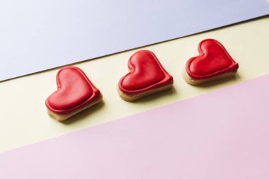 Kırmızı sır ile kalp şeklinde kurabiye