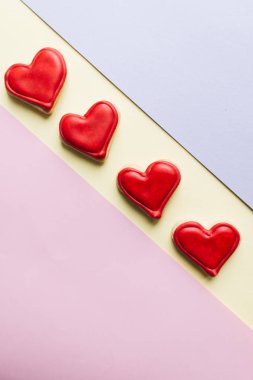 Kırmızı sır ile kalp şeklinde kurabiye