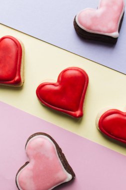 Kırmızı sır ile kalp şeklinde kurabiye