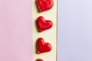 Kırmızı sır ile kalp şeklinde kurabiye