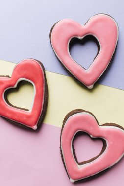 Kırmızı sır ile kalp şeklinde kurabiye