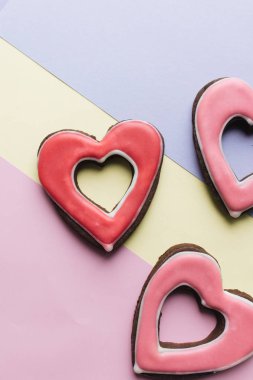 Kırmızı sır ile kalp şeklinde kurabiye