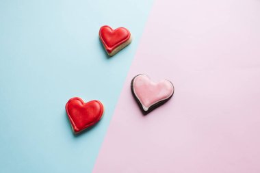 Kırmızı sır ile kalp şeklinde kurabiye