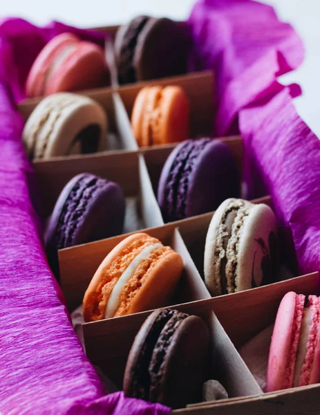 kutusu ile lezzetli parlak macaroons, tatlı tatlı 