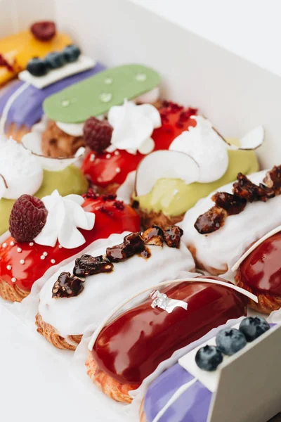 sır ile lezzetli eklerleri kağıt kutusunda, tatlı teslim set 