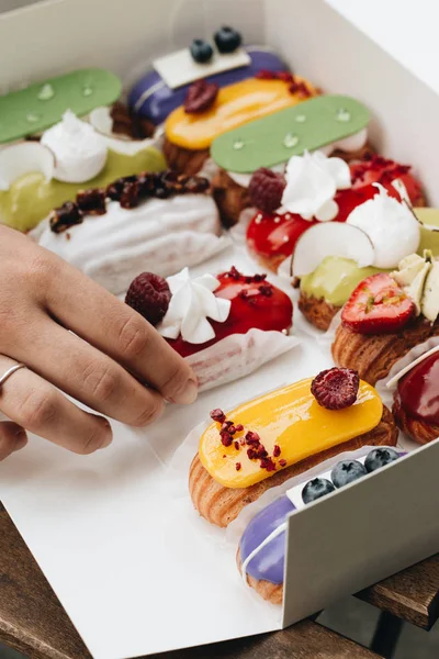 Erkek el ile sır, lezzetli tatlılar alarak renkli tatlı 