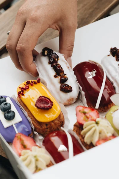 Erkek el ile sır, lezzetli tatlılar alarak renkli tatlı 