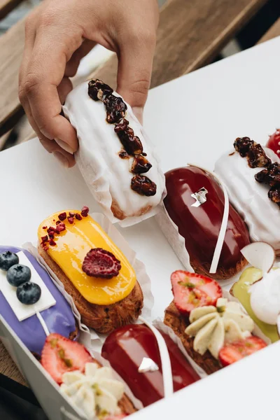 Erkek el ile sır, lezzetli tatlılar alarak renkli tatlı 