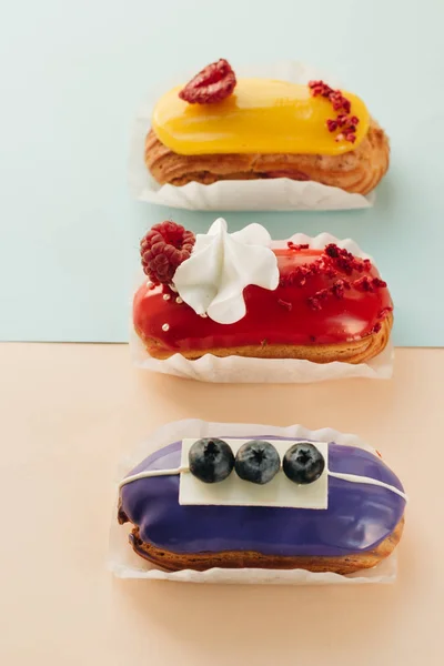 Conjunto Deliciosos Eclairs Com Esmalte Sobremesa Colorida — Fotografia de Stock