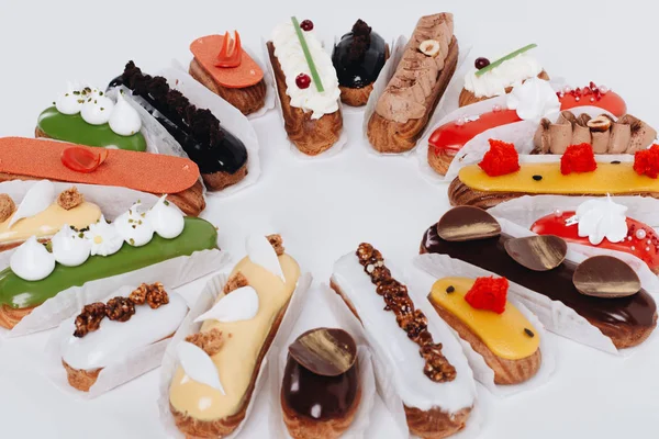 Set yuvarlak çerçeve içinde düzenlenmiş sır ile lezzetli tatlılar 