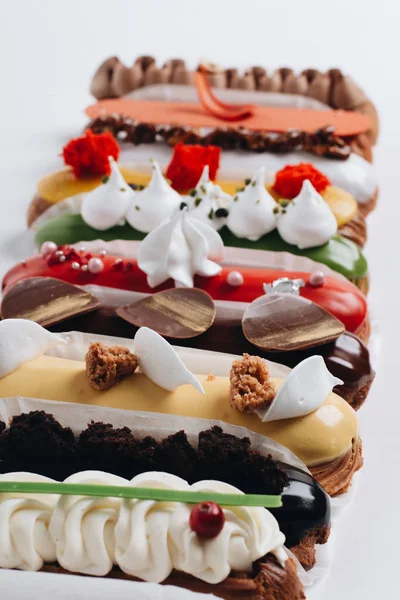 Sır ile lezzetli eklerleri kümesi renkli tatlı