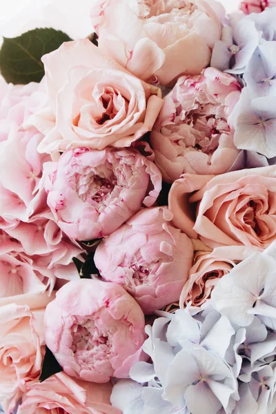 Hermoso Ramo Primavera Con Tiernas Flores Hortensias Rosadas Azules — Foto de Stock