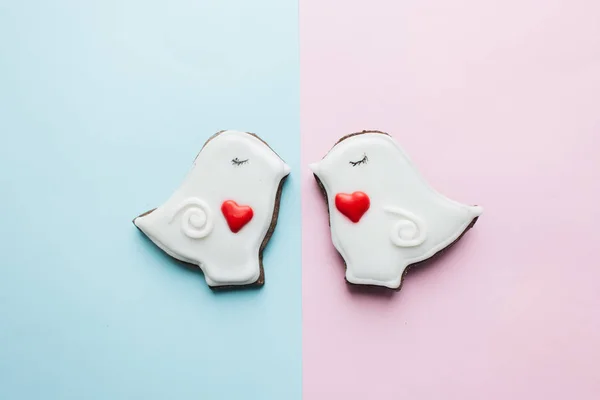 Dos Galletas Forma Corazón Dos Palomas Con Esmalte —  Fotos de Stock