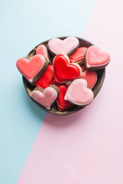 Kırmızı sır ile kalp şeklinde kurabiye ile kase