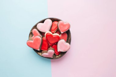 Kırmızı sır ile kalp şeklinde kurabiye ile kase