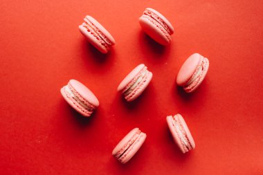 kompozisyon üzerinde kırmızı tablo şekerli tatlı lezzetli pembe macaroons 