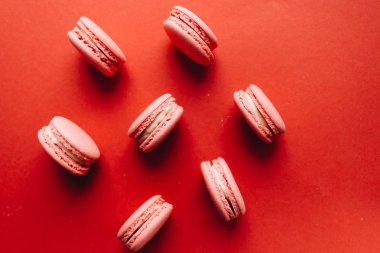 kompozisyon üzerinde kırmızı tablo şekerli tatlı lezzetli pembe macaroons 