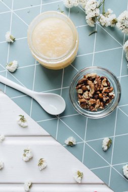 ceviz, bal ve masaya beyaz çiçek