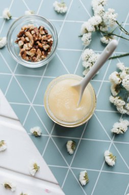 ceviz, bal ve masaya beyaz çiçek