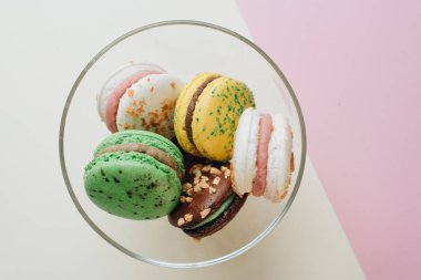 kompozisyon kase, tatlı tatlı lezzetli parlak macaroons 
