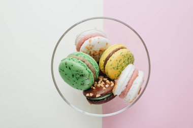 kompozisyon kase, tatlı tatlı lezzetli parlak macaroons 