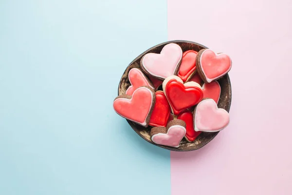 Tazón Con Galletas Forma Corazón Con Esmalte Rojo — Foto de Stock