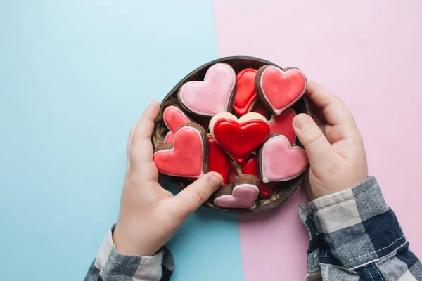 Tazón Con Galletas Forma Corazón Con Esmalte Rojo —  Fotos de Stock