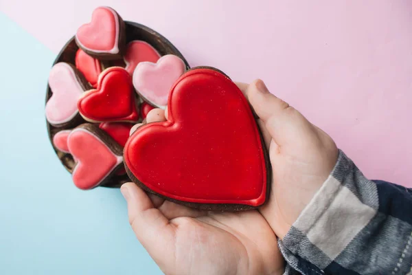 Manos Niño Sosteniendo Galletas Forma Corazón Con Esmalte Rojo —  Fotos de Stock