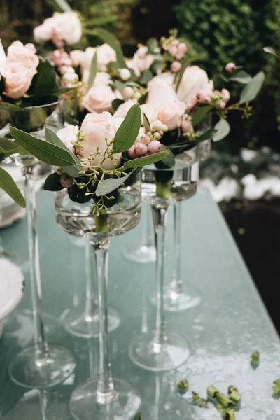 Fiori Sul Tavolo Elegante Decorazione Floreale — Foto Stock