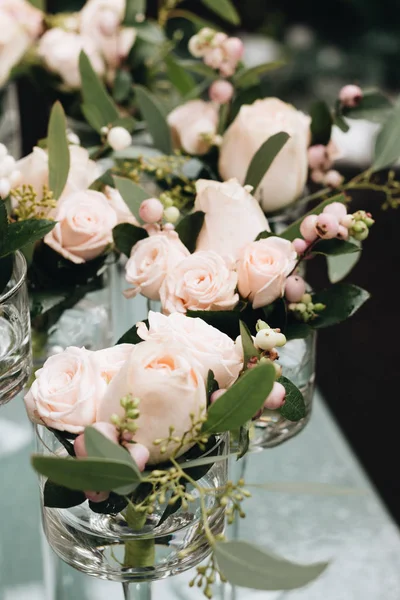 Flores Sobre Mesa Elegante Decoración Floral —  Fotos de Stock