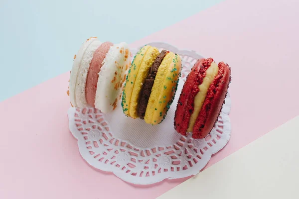 Composição Deliciosos Macaroons Brilhantes Sobremesa Doce — Fotografia de Stock