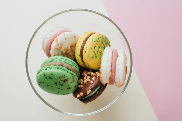 Composição Deliciosos Macaroons Brilhantes Tigela Sobremesa Doce — Fotografia de Stock