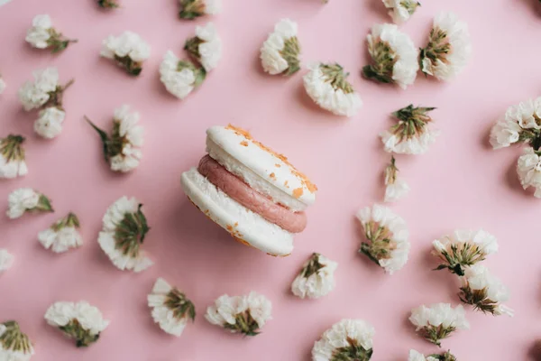 Samenstelling Van Heerlijke Macaroon Witte Bloemen — Stockfoto