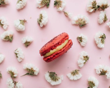 bileşimi lezzetli acıbadem kurabiyesi ve beyaz çiçekler