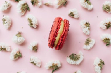 bileşimi lezzetli acıbadem kurabiyesi ve beyaz çiçekler