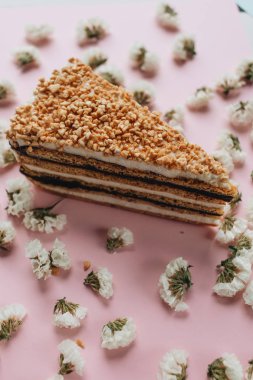 çiçek yaprakları ve lezzetli taze pasta