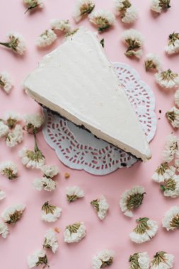 çiçek yaprakları ve lezzetli taze peynir pasta