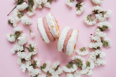 kompozisyon iki lezzetli macaroons ve çiçek yaprakları