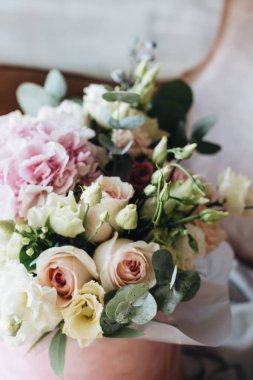 Pembe ve beyaz çiçekli güzel bahar buketi