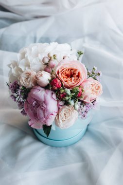 güzel bahar buket kutusunda ihale çiçekli