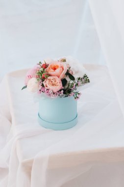 güzel bahar buket kutusunda ihale çiçekli