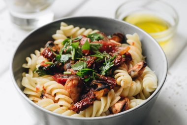 domates, midye ve otlar ile lezzetli makarna 