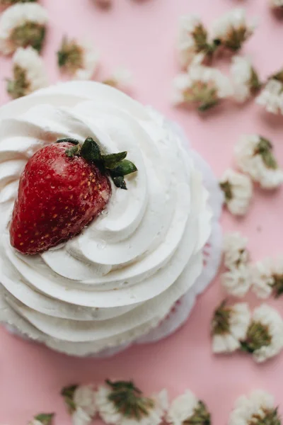 Vers Dessert Met Meegetroond Crème Aardbeien Bloemen Tafel — Stockfoto