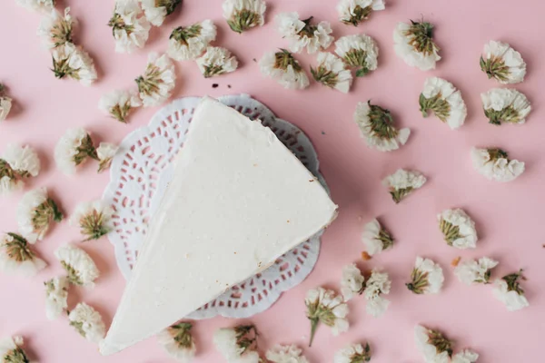 Шматок Смачного Свіжого Сирного Торта Пелюсток Квітів — стокове фото