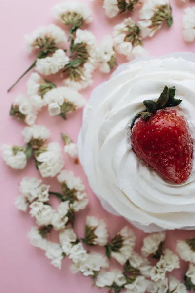 Fräsch Efterrätt Med Vispas Grädde Och Jordgubbar Och Blommor Bord — Stockfoto