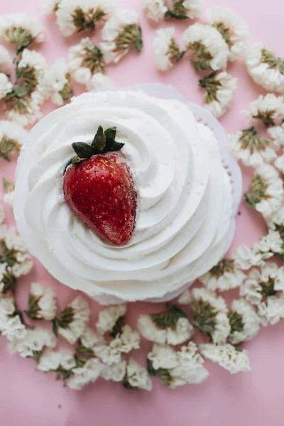 Dessert Frais Avec Crème Fouettée Fraise Fleurs Sur Table — Photo