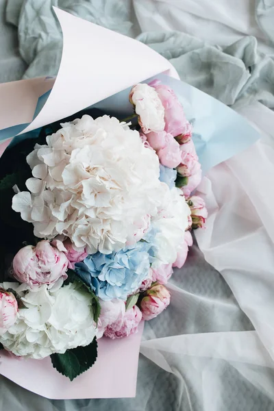 Hermoso Ramo Primavera Con Flores Tiernas Rosas Blancas — Foto de Stock