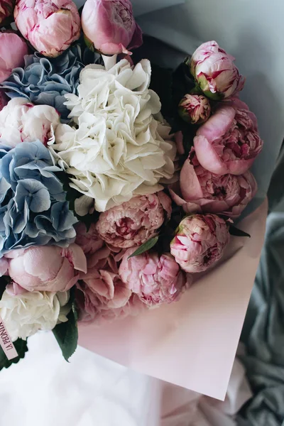 Vackra Våren Bukett Med Rosa Och Blå Anbud Blommor — Stockfoto
